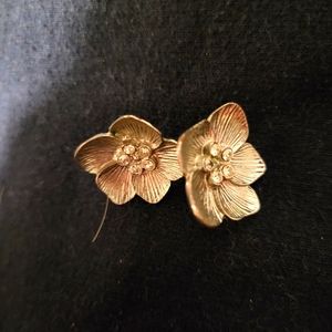 Flower rhinestone studs